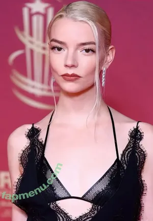Anya Taylor-Joy / anyataylorjoy nude photo #3741