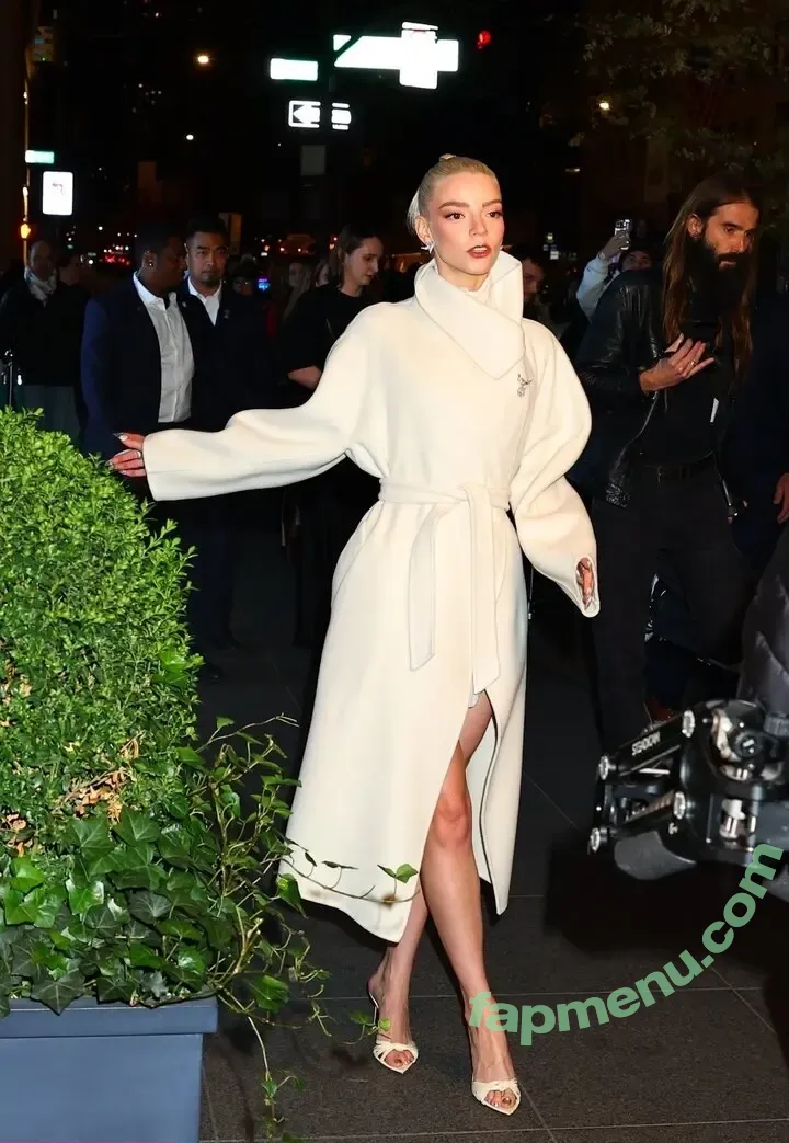 Anya Taylor-Joy nude photo #3558 (anyataylorjoy)