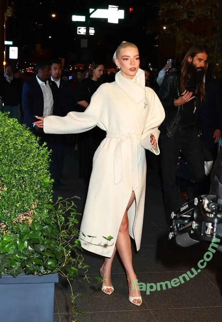 Anya Taylor-Joy nude photo #3559 (anyataylorjoy)