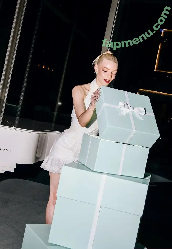 Anya Taylor-Joy nude photo #3580 (anyataylorjoy)