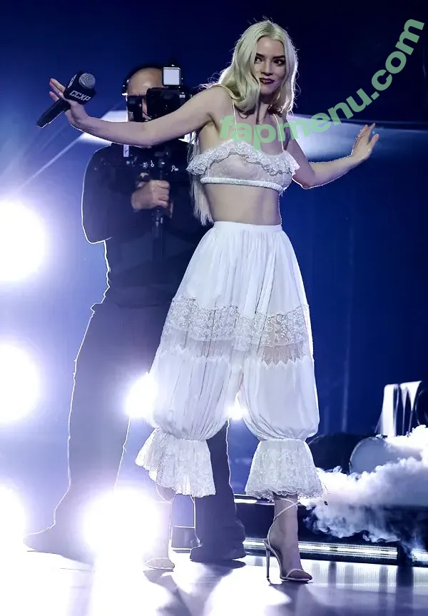 Anya Taylor-Joy nude photo #3818 (anyataylorjoy)