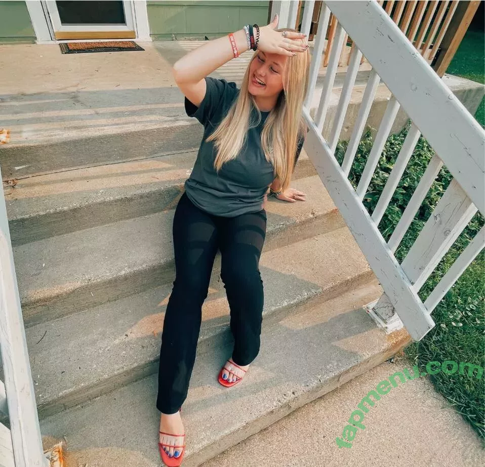 Anya Truax nude photo #0021 (anyatruax)