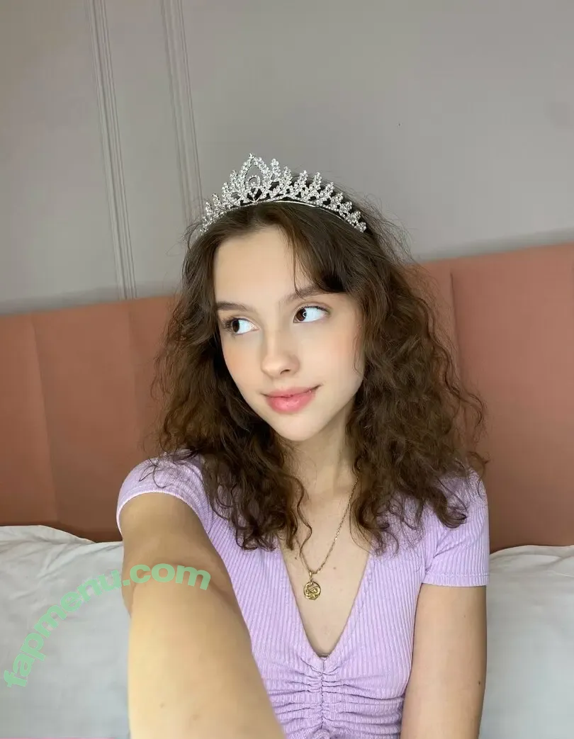 april.amelia nude photo #0018 (yourfavetwinss)