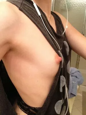 Aril's Chest / arils_chest nude photo #0068