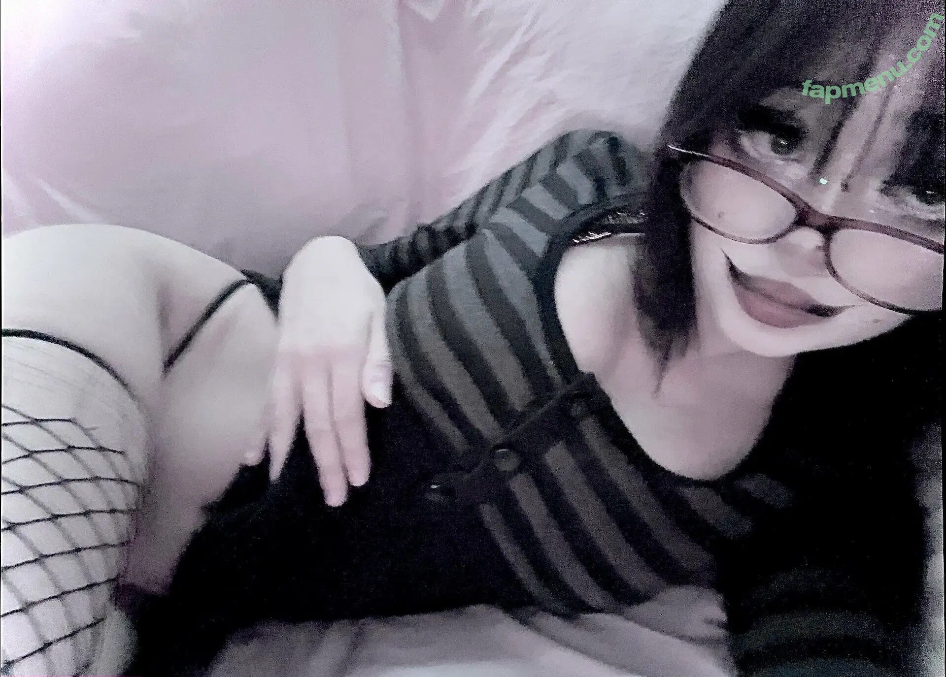 Asinine999 nude photo #0024 (Sophie)