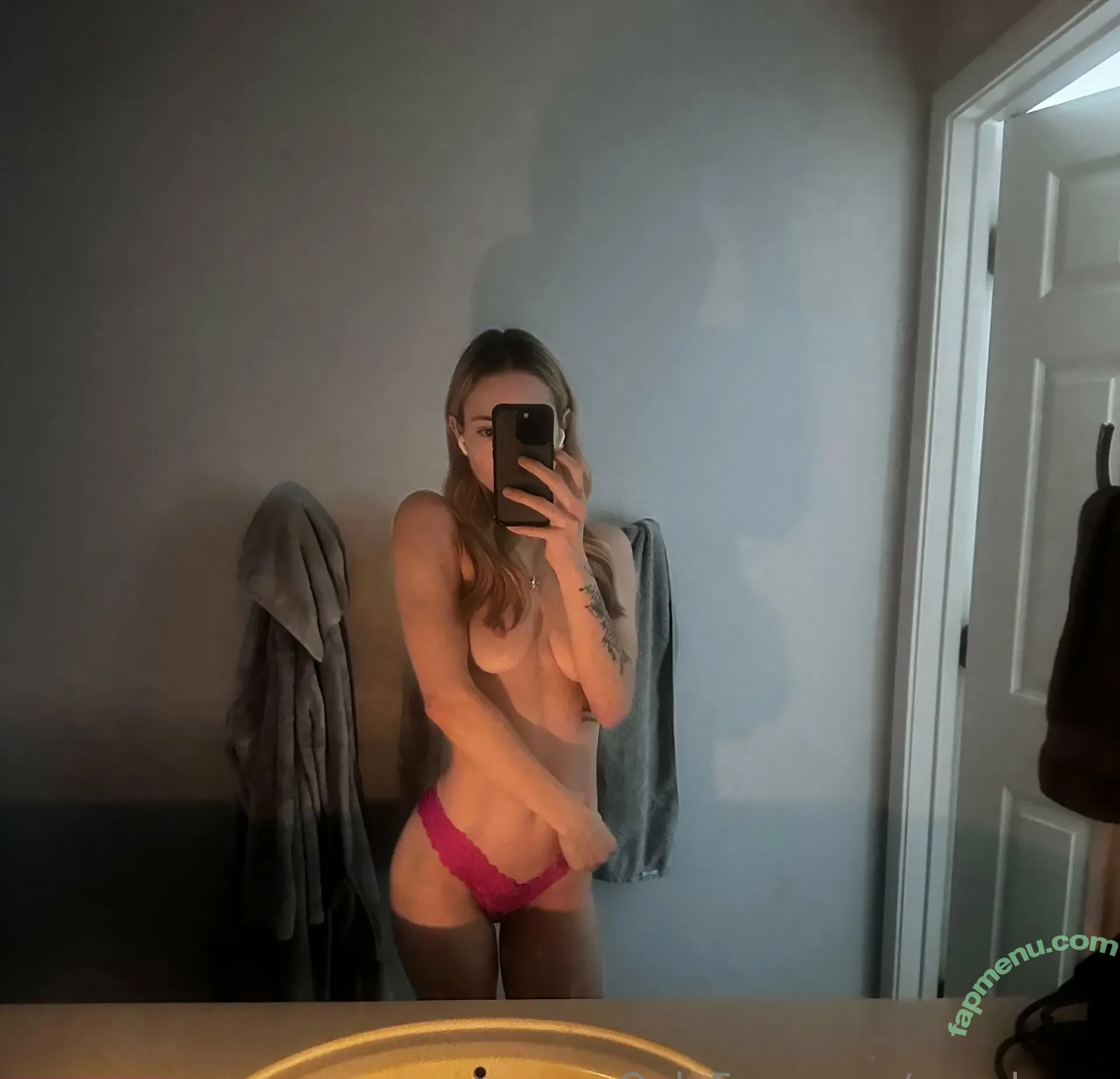 Avesfree nude photo #0136 (Avaaaloves / avaaloves)