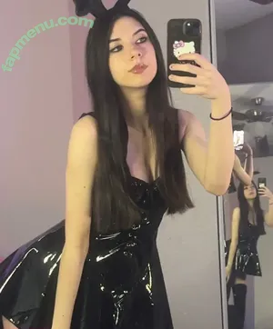 Aveziezz nude photo #0001
