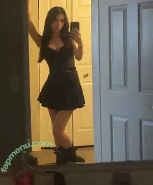 Aveziezz nude photo #0002