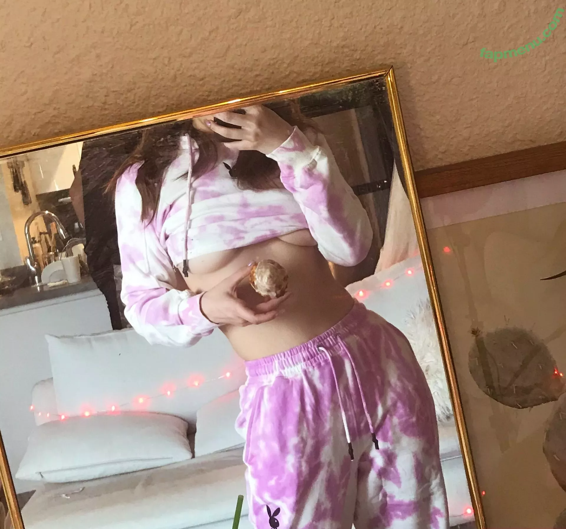 avianaviolet nude photo #0112 (avianaviolettt)