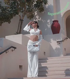 Avneet Kaur nude