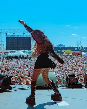 Avril Lavigne / AvrilLavigne nude photo #0553