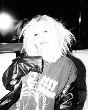 Avril Lavigne / AvrilLavigne nude photo #0650