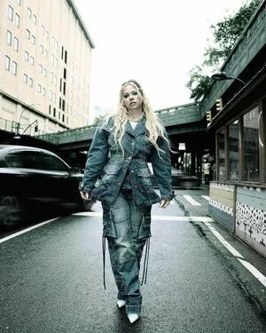 Avril Lavigne / AvrilLavigne nude photo #0654