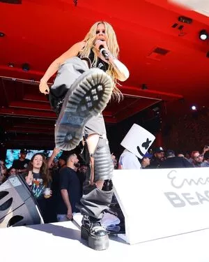 Avril Lavigne / AvrilLavigne nude photo #0797