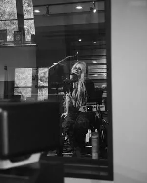 Avril Lavigne / AvrilLavigne nude photo #0802