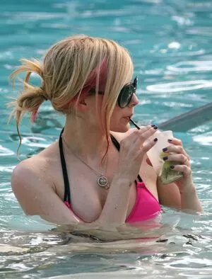 Avril Lavigne / AvrilLavigne nude photo #0819