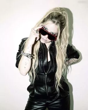Avril Lavigne / AvrilLavigne nude photo #0910