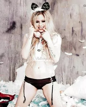 Avril Lavigne / AvrilLavigne nude photo #0911