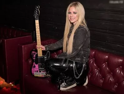 Avril Lavigne / AvrilLavigne nude photo #0917
