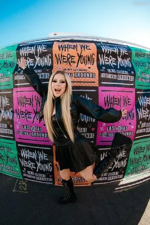 Avril Lavigne / AvrilLavigne nude photo #0918