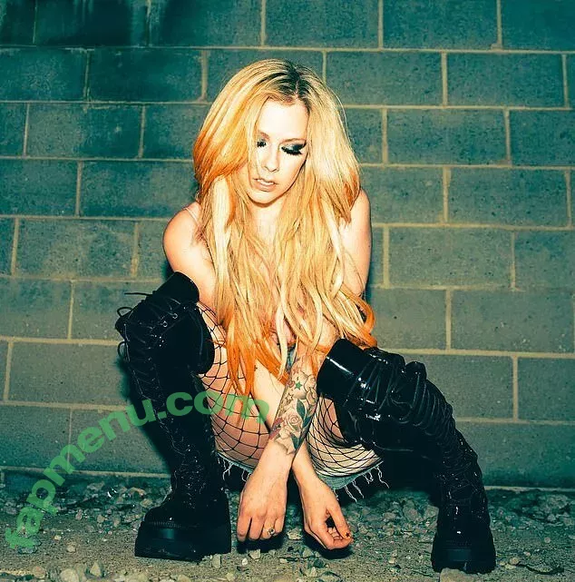 Avril Lavigne nude photo #0493 (AvrilLavigne)
