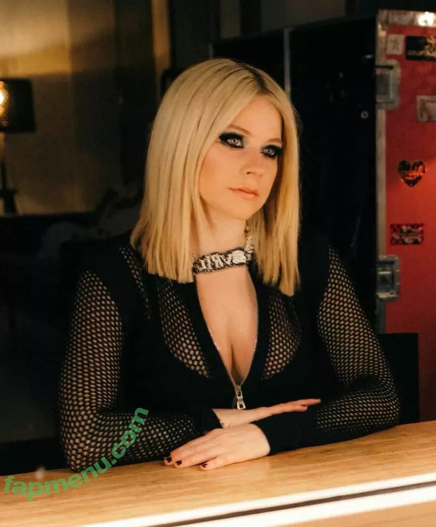 Avril Lavigne nude photo #0509 (AvrilLavigne)