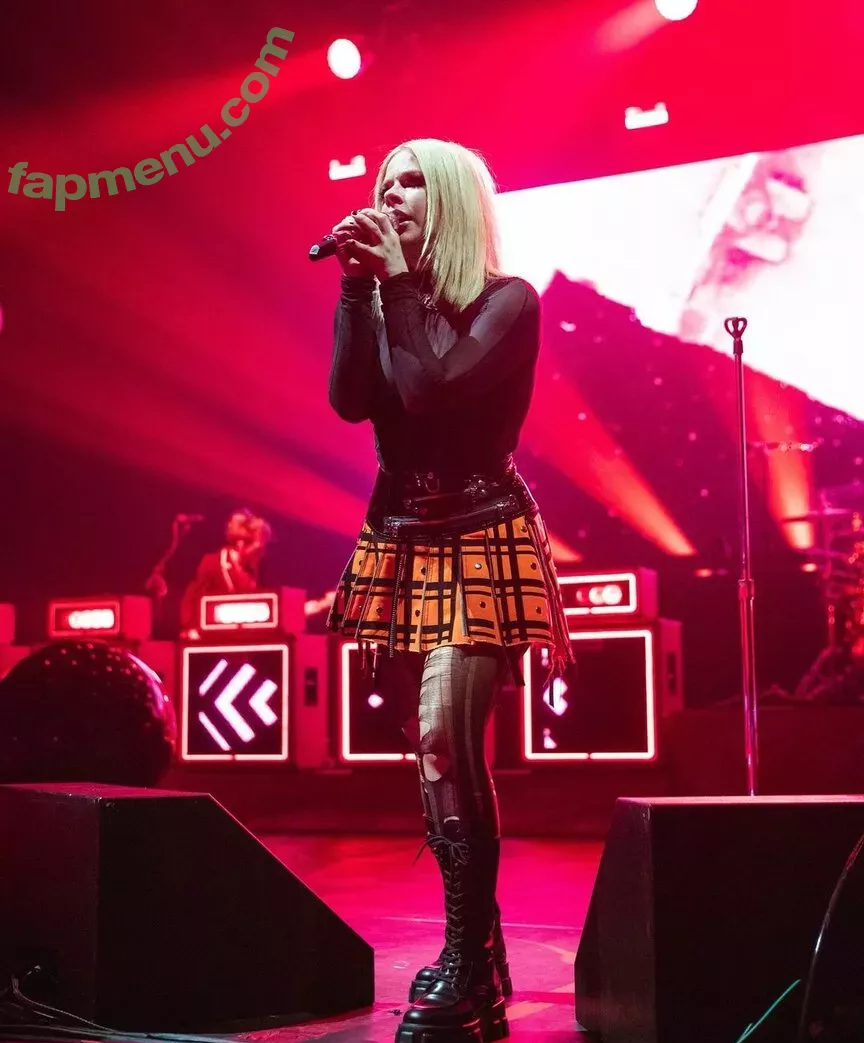 Avril Lavigne nude photo #0512 (AvrilLavigne)