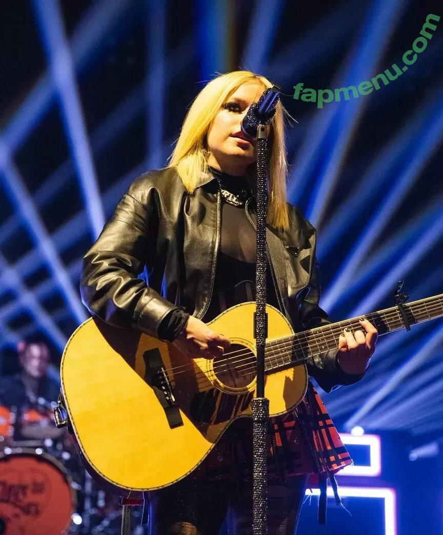 Avril Lavigne nude photo #0514 (AvrilLavigne)