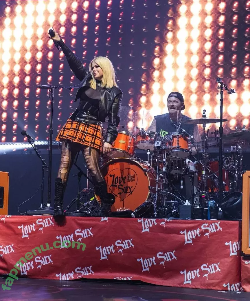 Avril Lavigne nude photo #0515 (AvrilLavigne)