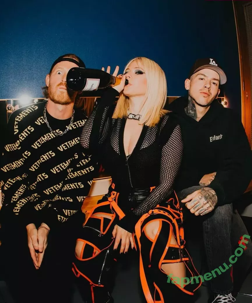 Avril Lavigne nude photo #0516 (AvrilLavigne)