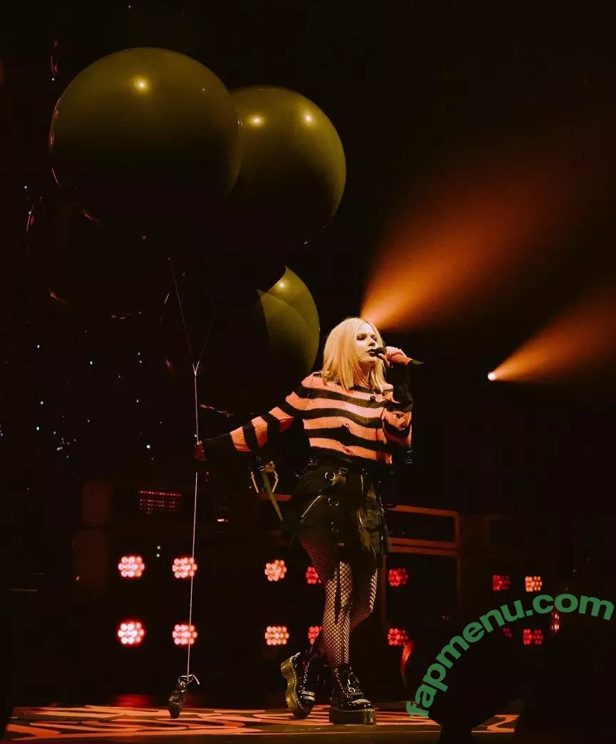 Avril Lavigne nude photo #0529 (AvrilLavigne)