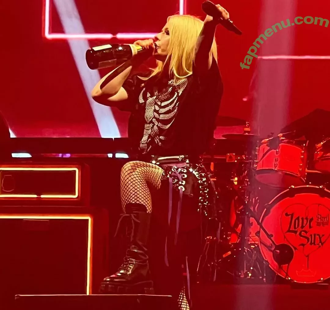 Avril Lavigne nude photo #0535 (AvrilLavigne)