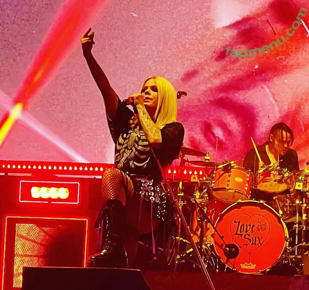 Avril Lavigne nude photo #0536 (AvrilLavigne)