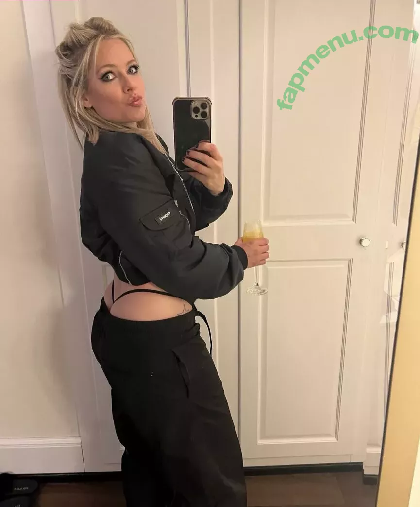 Avril Lavigne nude photo #0537 (AvrilLavigne)