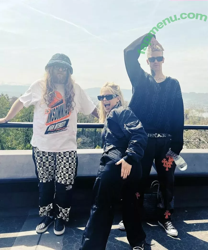 Avril Lavigne nude photo #0538 (AvrilLavigne)