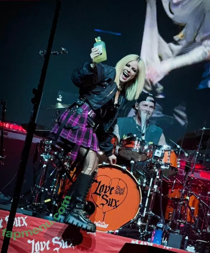 Avril Lavigne nude photo #0540 (AvrilLavigne)