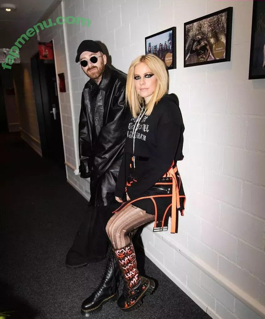 Avril Lavigne nude photo #0542 (AvrilLavigne)