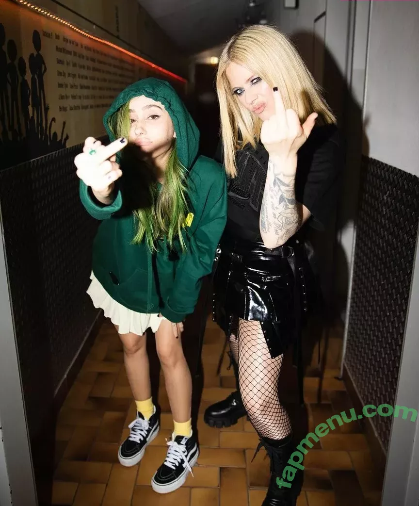 Avril Lavigne nude photo #0543 (AvrilLavigne)