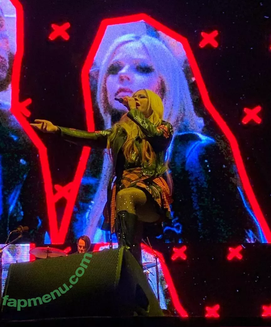 Avril Lavigne nude photo #0548 (AvrilLavigne)