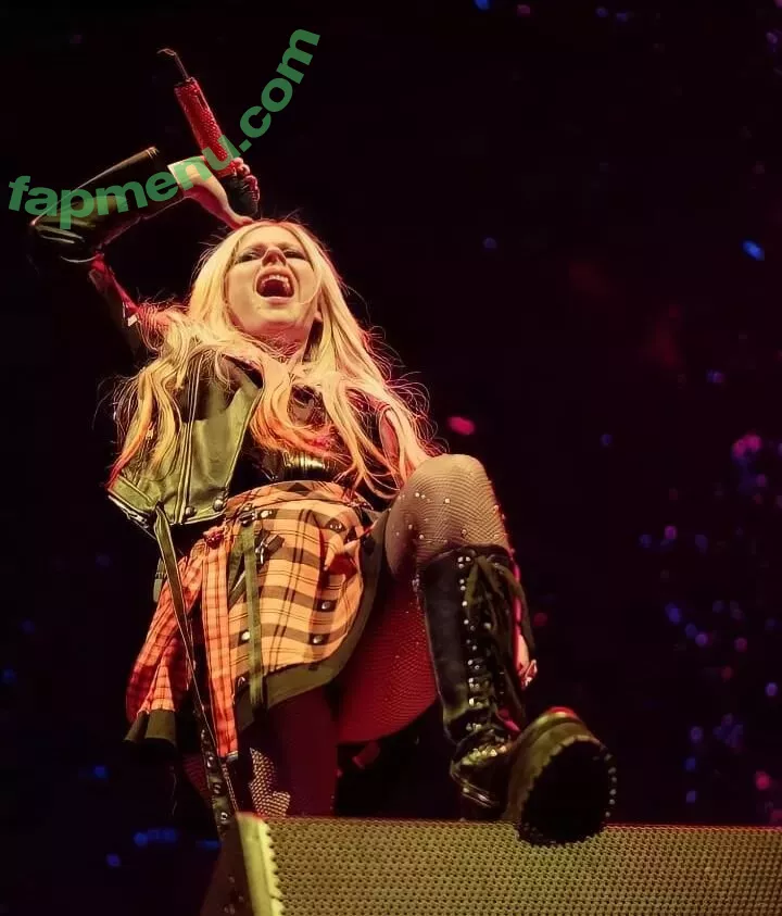 Avril Lavigne nude photo #0550 (AvrilLavigne)