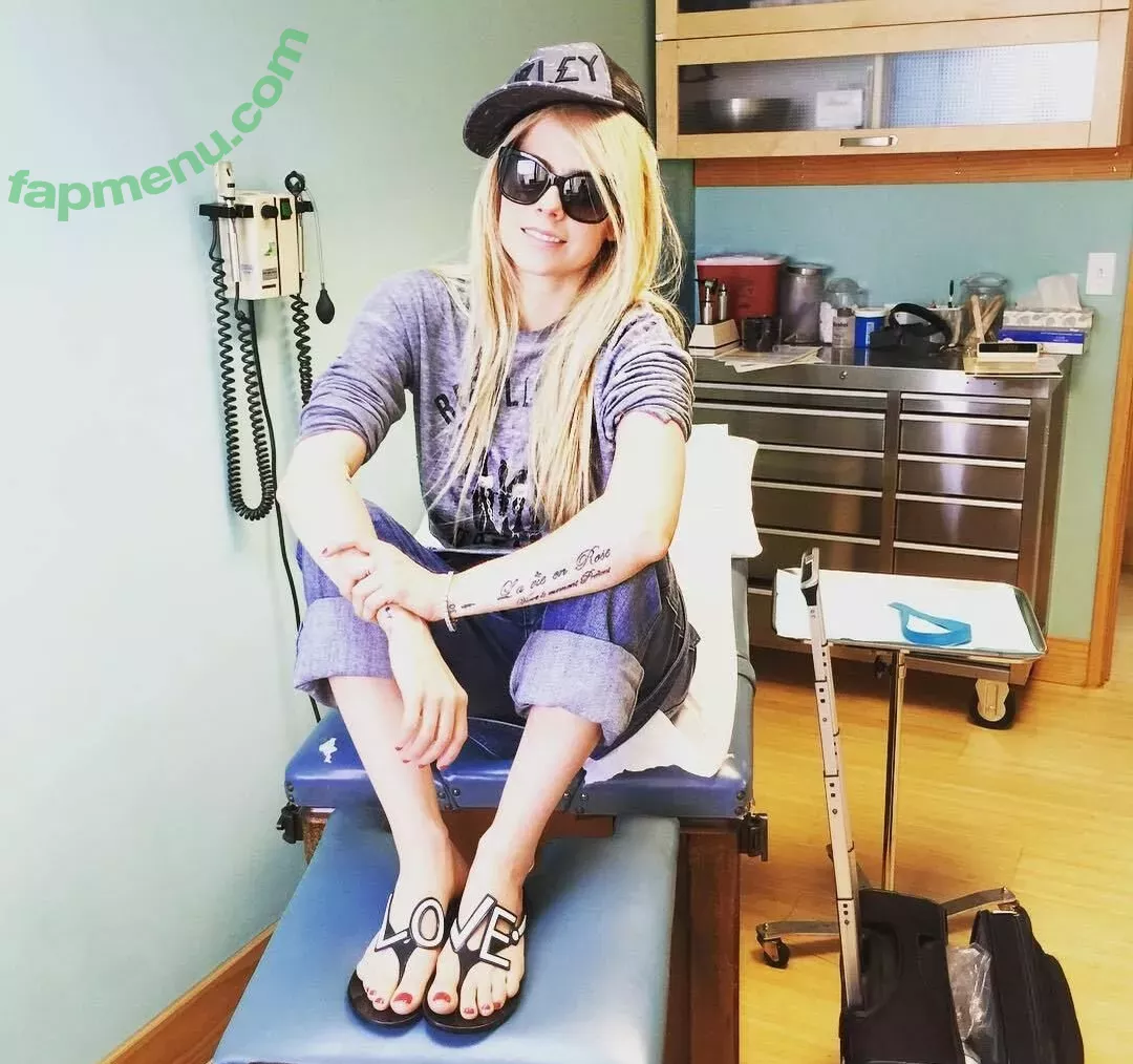 Avril Lavigne nude photo #0557 (AvrilLavigne)