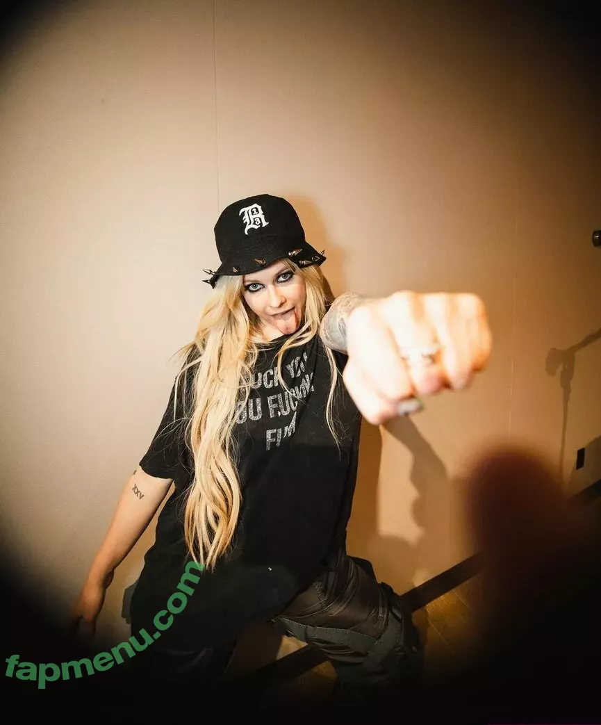 Avril Lavigne nude photo #0561 (AvrilLavigne)