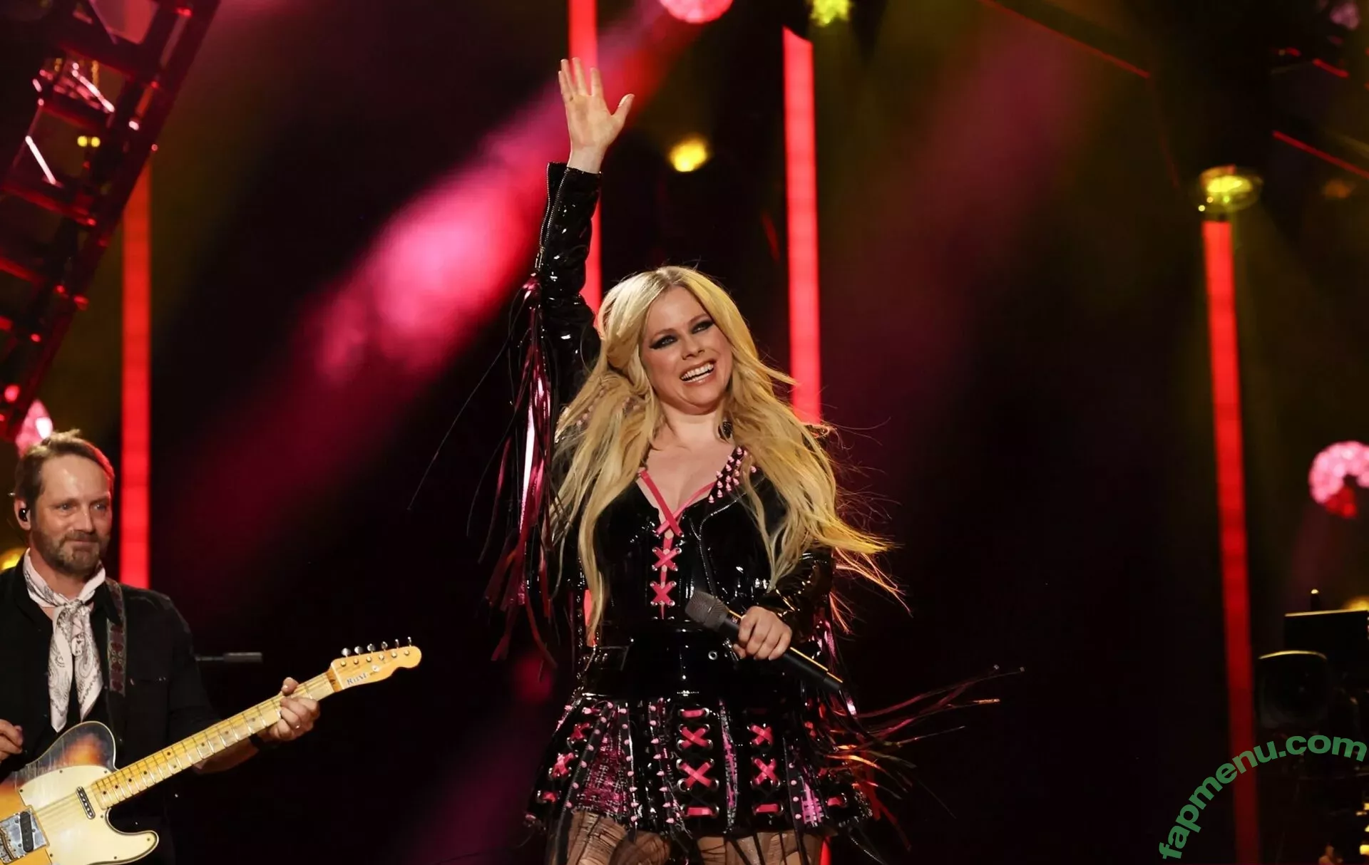 Avril Lavigne nude photo #0569 (AvrilLavigne)