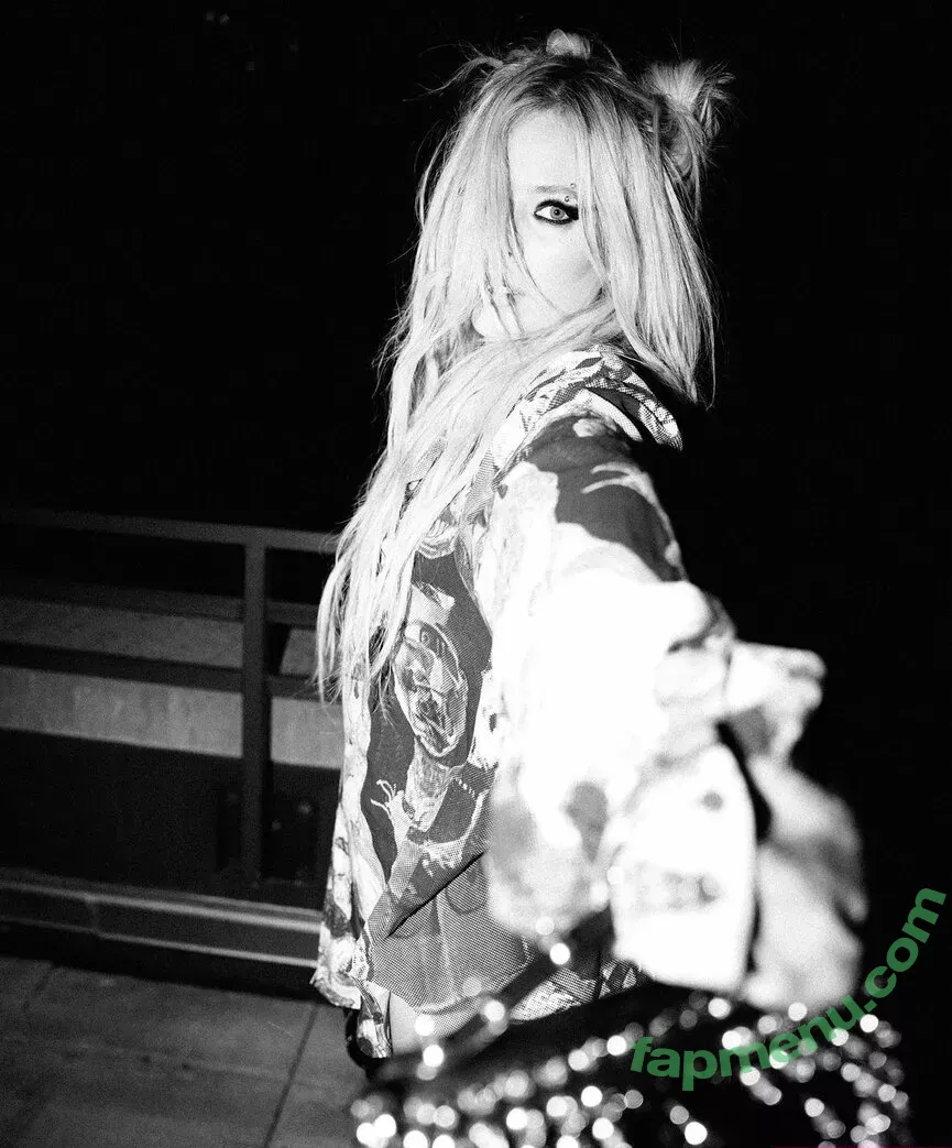 Avril Lavigne nude photo #0626 (AvrilLavigne)