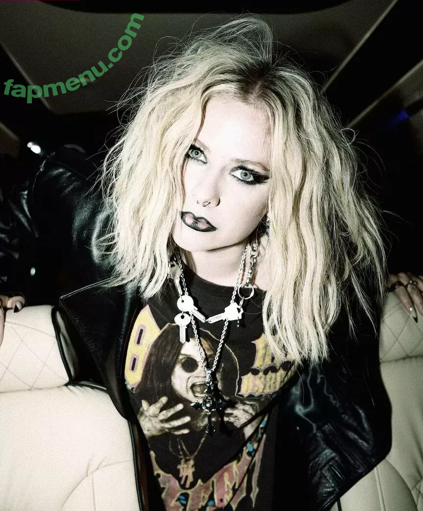 Avril Lavigne nude photo #0646 (AvrilLavigne)