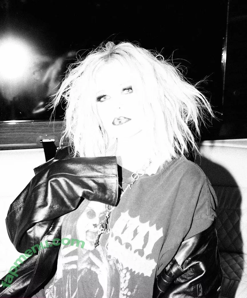 Avril Lavigne nude photo #0650 (AvrilLavigne)