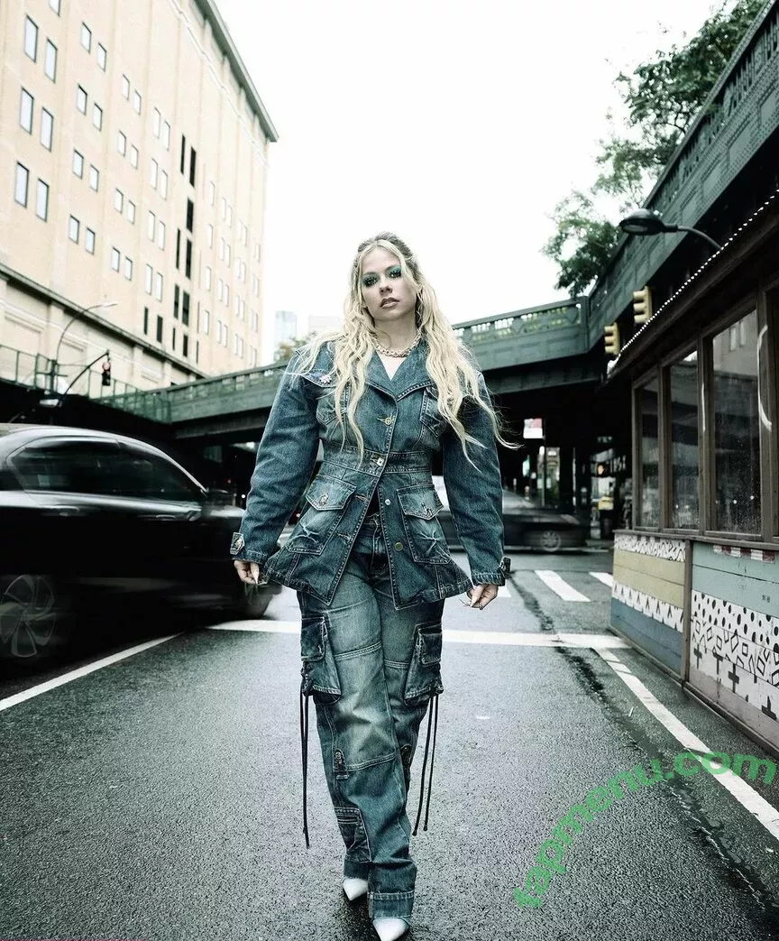 Avril Lavigne nude photo #0654 (AvrilLavigne)