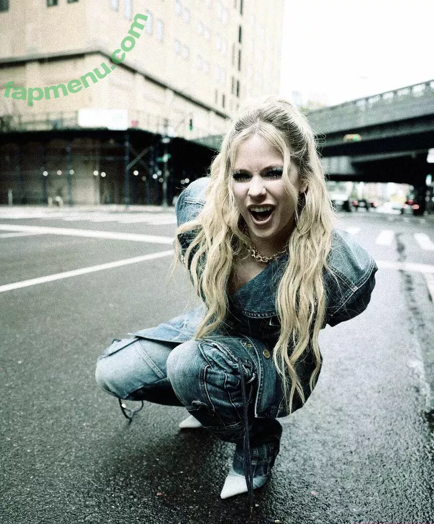 Avril Lavigne nude photo #0655 (AvrilLavigne)