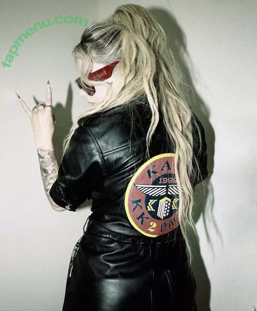 Avril Lavigne nude photo #0657 (AvrilLavigne)