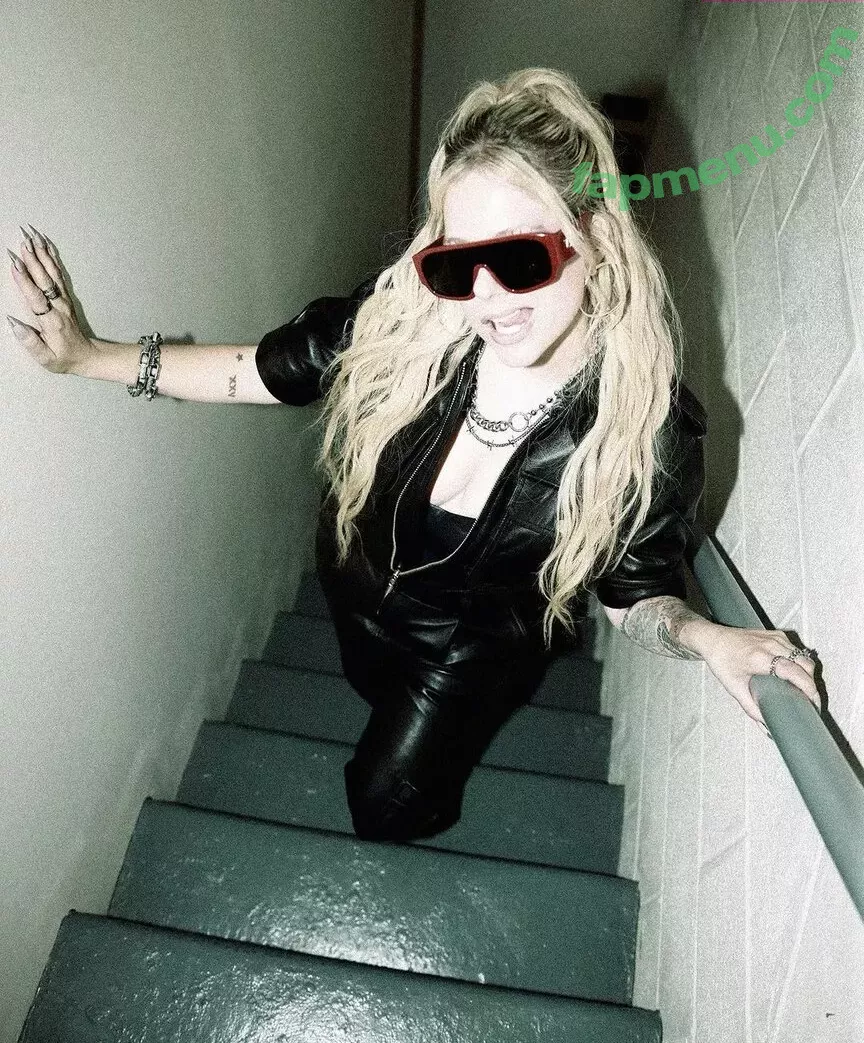 Avril Lavigne nude photo #0658 (AvrilLavigne)